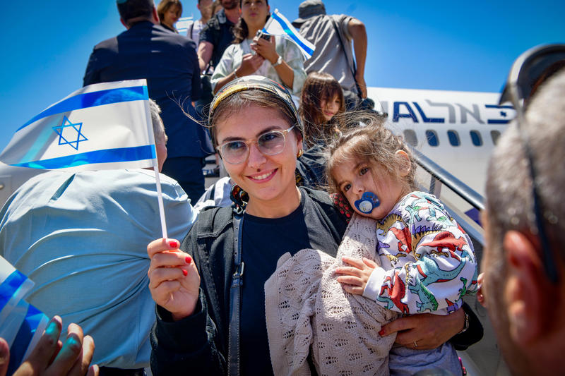 New immigrants from France arrive to the Ben Gurion airport in central Israel on June 25, 2025. Photo by Avshalom Sassoni/Flash90