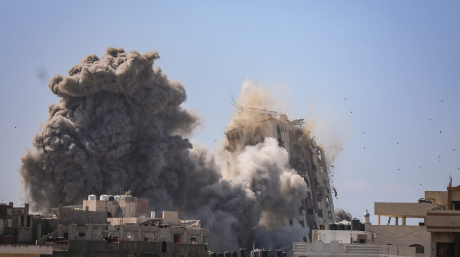 Smoke rises from the Al-Ghafri high-rise in Gaza City after it was hit by an Israeli airstrike on September 15, 2025. Photo: Omar Mohammed/Flash90