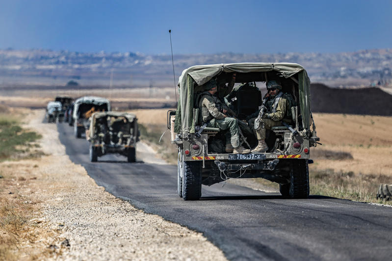 Israeli soldiers seen on the Israeli border with the Gaza Strip, September 18, 2025. Photo by Tsafrir Abayov/Flash90