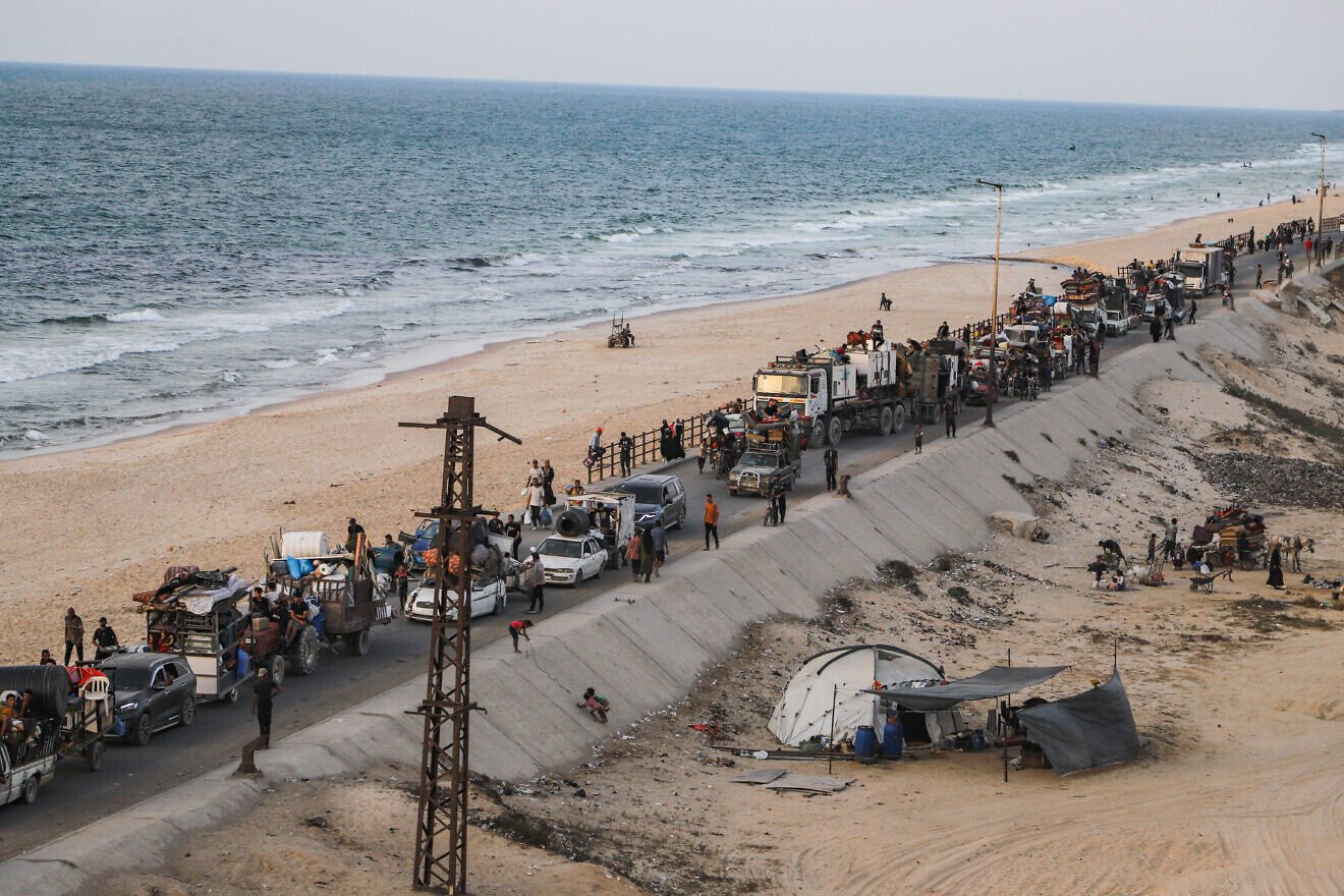 As a result of an operation by the Israel Defense Forces to rout out terrorists and seek the remaining hostages held by Hamas, Palestinians leave the northern Gaza Strip and Gaza City to safer areas, on Sept. 22, 2025. Photo by Khalil Kahlout/Flash90.