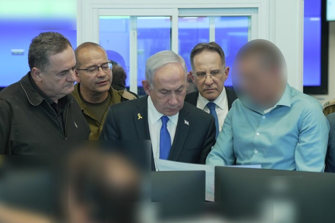 Defense Minister Israel Katz, the PM's Military Secretary Maj. Gen. Roman Gofman, Prime Minister Benjamin Netanyahu, Netanyahu's chief of staff Tzachi Braverman and acting Shin Bet head "Mem" oversee the operation in Qatar at the Shin Bet's command center, September 9, 2025. Credit: Shin Bet.