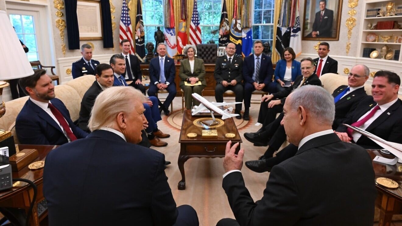 Israeli Prime Minister Benjamin Netanyahu and his delegation meet with US President Donald Trump and his team at the White House, Sept. 29, 2025. Photo by Avi Ohayon/GPO.