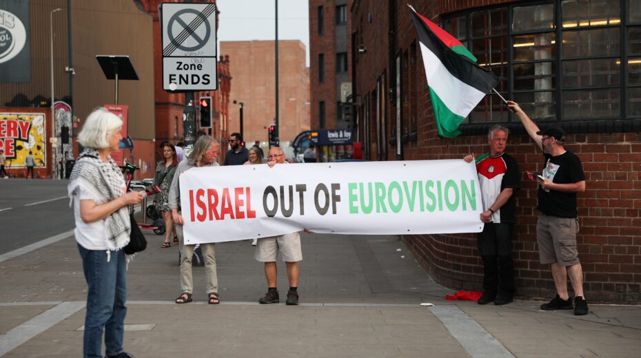 Protest against Israel's participation in the Eurovision Song Contest in Liverpool, May 11, 2024. Demonstrators with a Palestinian flag and a banner reading "Israel out of Eurovision" in front of the Camp and Furnace venue. Photo: EPA/ADAM VAUGHAN