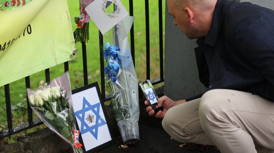 Flowers and condolences at the scene of the terrorist attack in Manchester, October 3, 2025. Photo: EPA/ADAM VAUGHAN