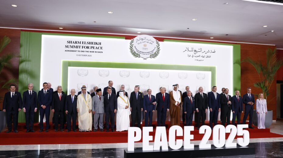 US President Donald Trump and Egyptian President Abdel Fattah al-Sisi with state representatives at the Gaza Peace Summit in Sharm el-Sheikh (October 13, 2025). Several Gulf states were represented only at the ministerial level—a reflection of the power struggle over the post-war order in Gaza. Photo: EPA/Yoan Valat / Pool