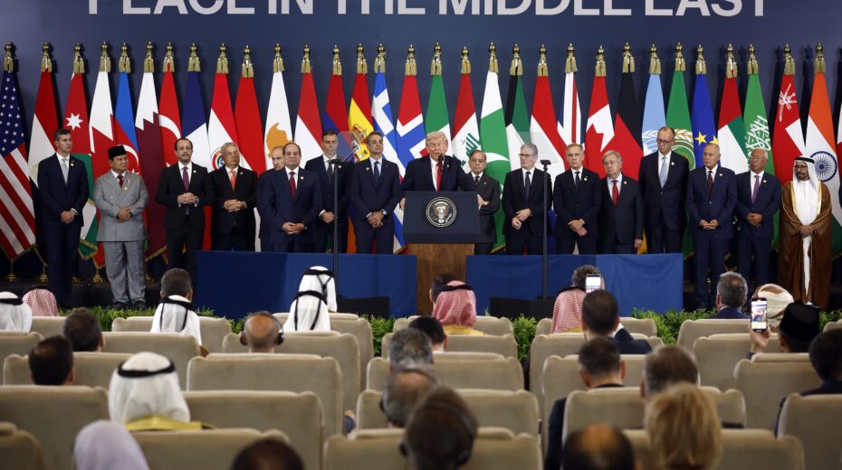 US President Donald Trump speaks at the Gaza Peace Summit in Sharm el-Sheikh, Egypt, on October 13, 2025, flanked by Egyptian President Abdel Fattah al-Sisi and other heads of state and government from over 20 countries. Photo: EPA/Yoan Valat/Pool