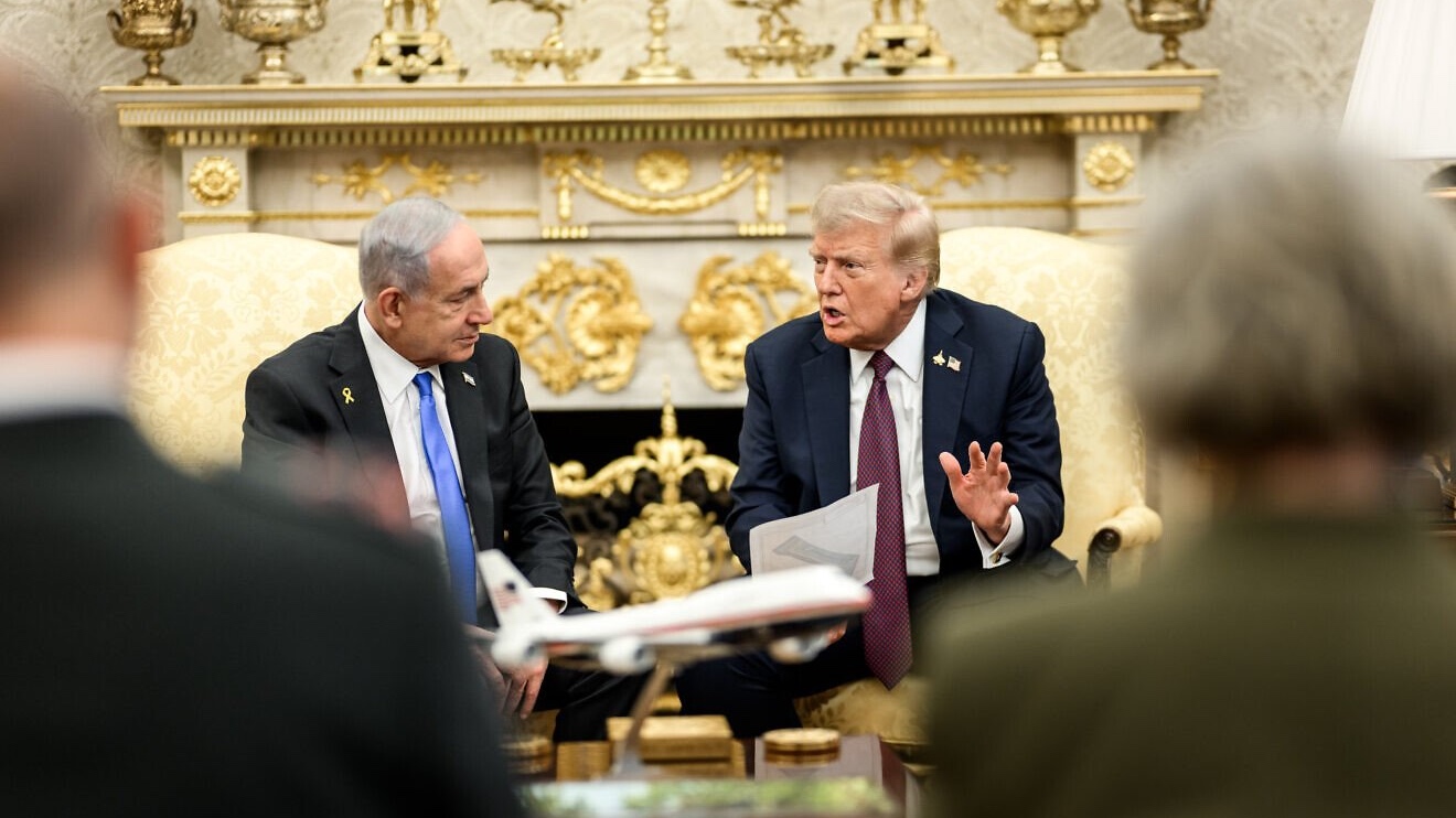 US President Donald Trump and Israeli Prime Minister Benjamin Netanyahu review the U.S. peace plan for Gaza during a bilateral meeting in the Oval Office, Sept. 29, 2025. Credit: Daniel Torok/White House.