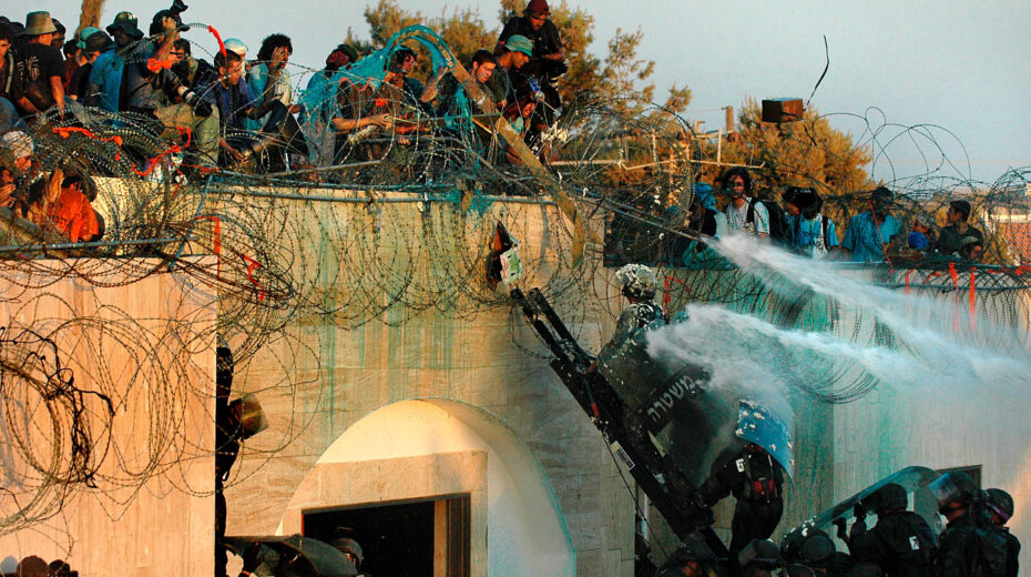 Horrifying scenes in Kfar Darom. Ultimately, all the resistance, demonstrations, arguments, and protests were in vain – all the Jews had to leave their homes. Photo: Yossi Zamir/Flash90