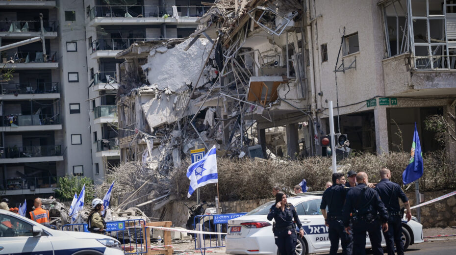 The site where an Iranian ballistic missile struck Ramat Gan on June 13, 2025, causing severe damage. Photo: Avshalom Sassoni/Flash90
