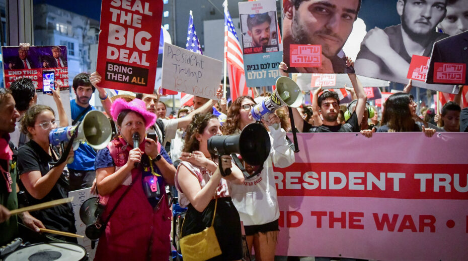 Israelis demonstrate in front of the US Consulate in Tel Aviv on September 29, 2025, demanding the release of Israeli hostages and an end to the war with Gaza. Photo: Avshalom Sassoni/Flash90