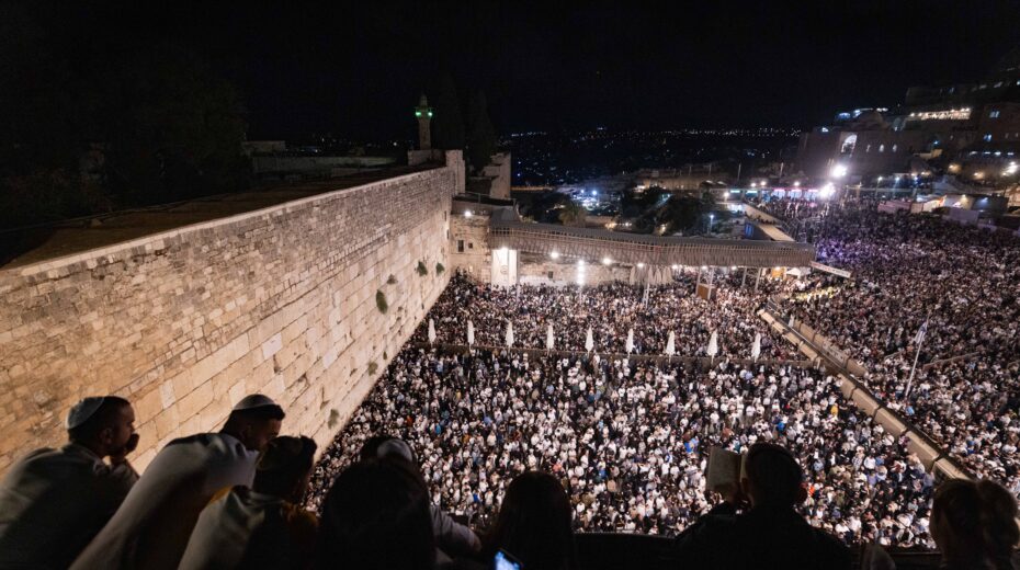 Jews pray for forgiveness (Selichot) at the Western Wall in the Old City of Jerusalem in the early morning of October 1, 2025, the eve of the Jewish holiday Yom Kippur. Photo: Chaim Goldberg/Flash90
