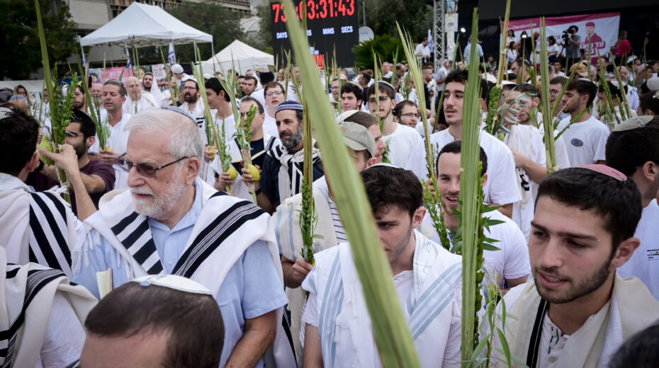 Hundreds of people pray at Hostage Square in Tel Aviv during the Feast of Tabernacles (Sukkot), October 10, 2025. Photo: Avshalom Sassoni/Flash90
