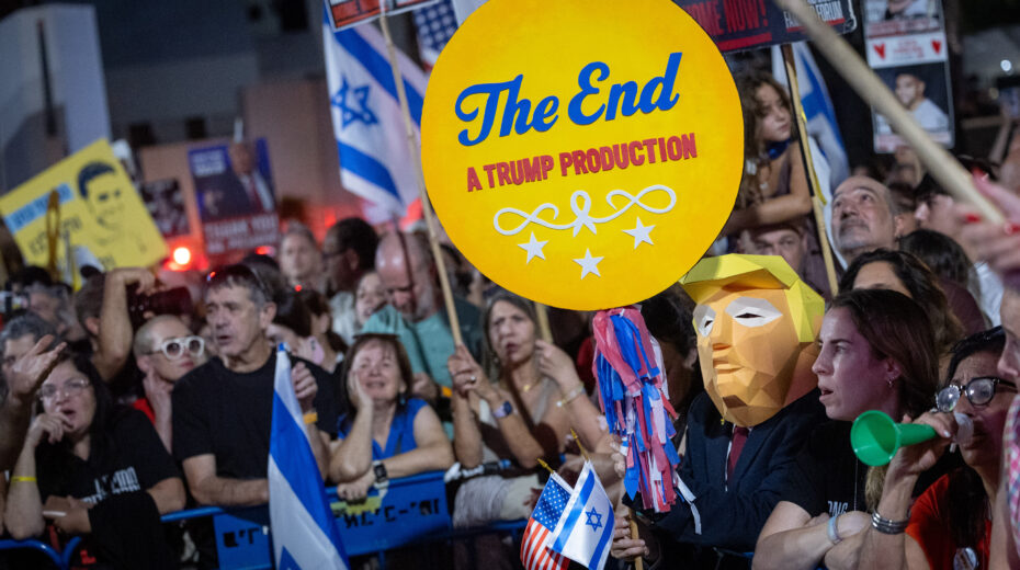 Thousands gather for the weekly rally at Hostage Square in Tel Aviv, October 11, 2025. Photo: Chaim Goldberg/Flash90.