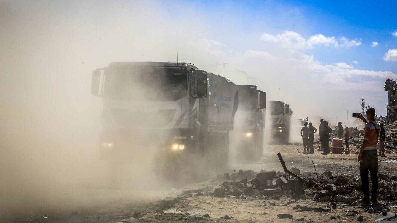 Humanitarian aid entering Gaza through the Israeli Kerem Shalom Crossing in Khan Yunis, in the southern Gaza Strip, Oct. 15, 2025. Photo by Abed Rahim Khatib/Flash90.