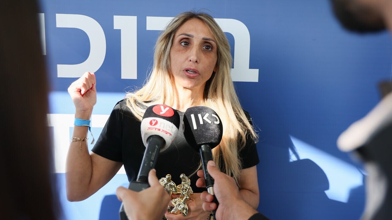 Tami Braslavski, mother of released Israeli hostage Rom Braslavski, speaks to press at Sheba Medical Center, Oct. 15, 2025. Photo by Jonatan Shaul/Flash90.