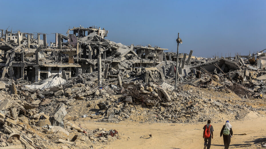 The immorality of “victories of defeat” Destruction in Khan Yunis: Two residents return to the ruins of their homes after the ceasefire between Israel and Hamas. Gaza, October 16, 2025. Photo: Abed Rahim Khatib / Flash90