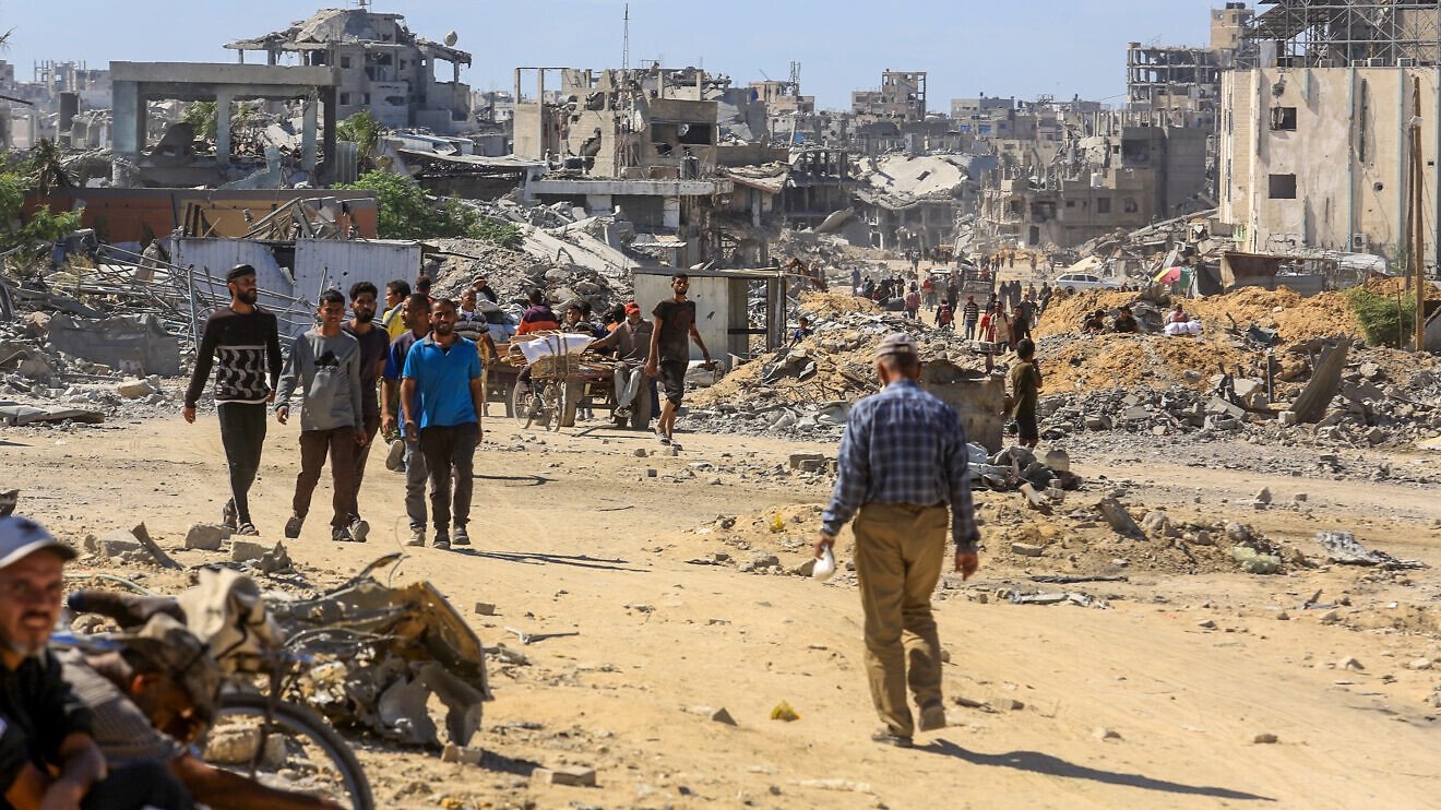 Palestinians return to their homes following a ceasefire agreement between Israel and Hamas, in Khan Yunis, in the southern Gaza Strip, Oct. 17, 2025. Photo by Abed Rahim Khatib/Flash90.