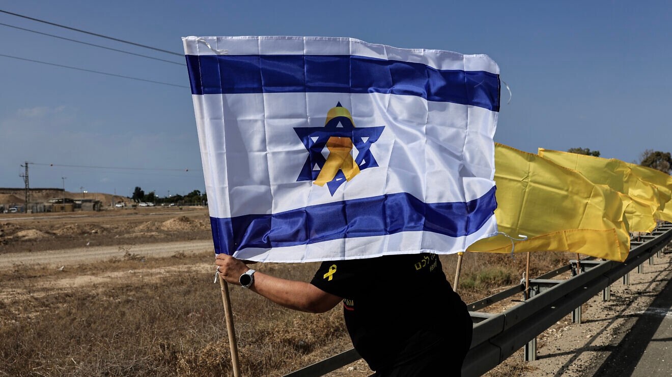 The Eshkol Regional Council decorates Road 232 with Israeli flags ahead of the release of the hostages from Gaza, Oct. 9, 2025. Photo by Tsafrir Abayov/Flash90.