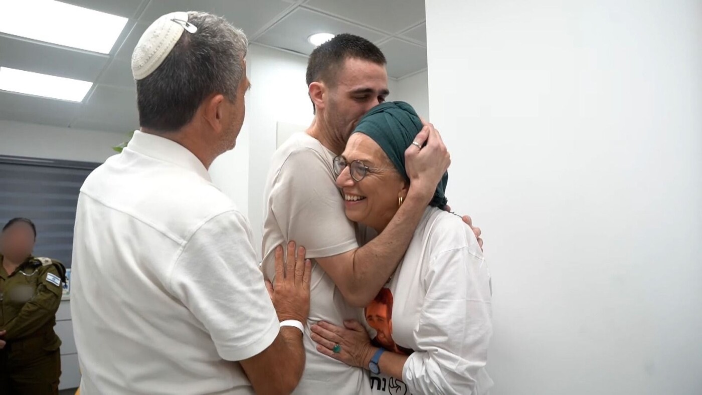 Freed hostage Avinatan Or is reunited with his parents after two years in Hamas captivity. Photo: IDF Spokesman