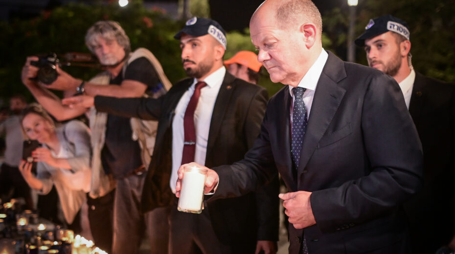 Then-Chancellor Olaf Scholz also assured the Israeli people in October 2023: "The security of Israel and its citizens is a matter of state." Pictured: Scholz commemorates the victims of Hamas in Tel Aviv's Dizengoff Square. Photo: Avshalom Sassoni/Flash90