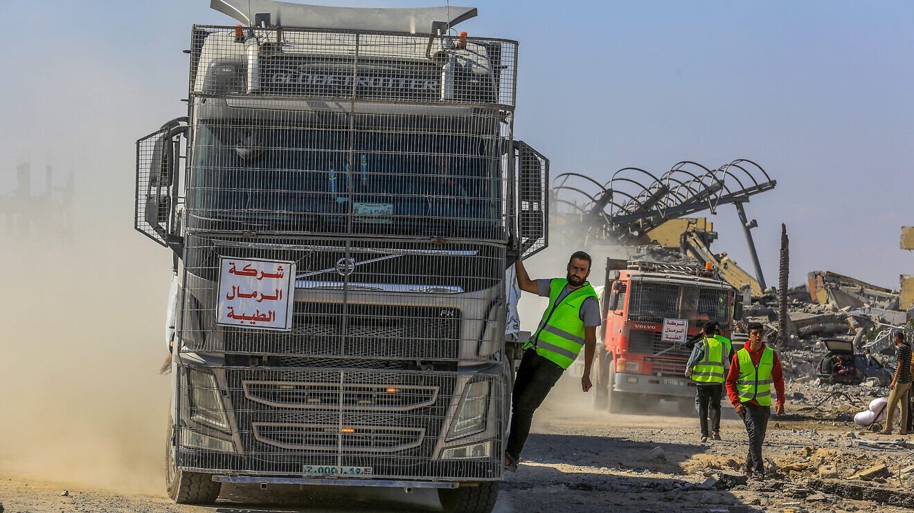 Security forces seize trucks carrying humanitarian aid entering the Gaza Strip through the Kerem Shalom border crossing on Oct. 16, 2025. Photo by Saeed Mohammed/Flash90.