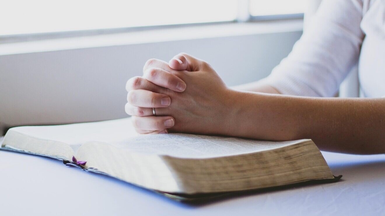Young Christian at prayer. Credit: Reena Black/Pixabay.