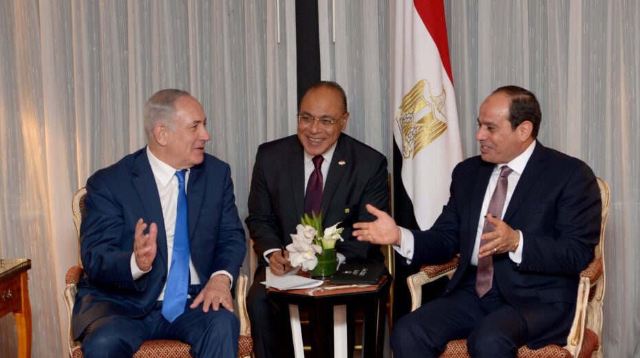 Prime Minister Benjamin Netanyahu (l.) with Egyptian President Abdel Fattah al-Sisi in New York, September 2017. Photo: Avi Ohayon/GPO