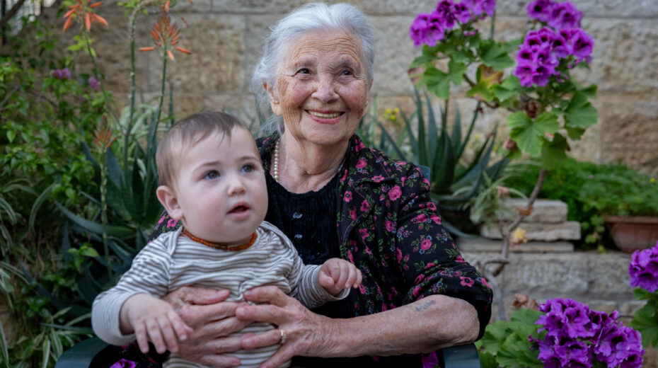 Rachel Herz, a 96-year-old Holocaust survivor from Jerusalem, with her one-year-old great-great-grandson David (April 2025). Photo: Chaim Goldberg/Flash90