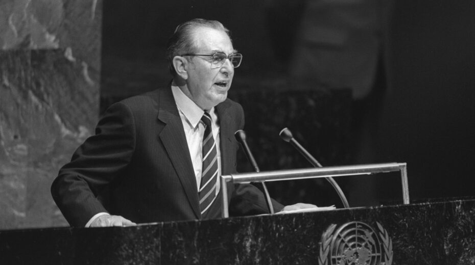 Chaim Herzog speaks before the United Nations on November 16, 1983. Photo: ROSENBLAT YAACOV/GPO