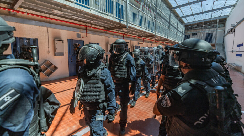 Members of the Keter unit, an Israeli prison service task force, during an operation at Ofer Prison near Jerusalem, August 28, 2024. Photo by Chaim Goldberg/Flash90