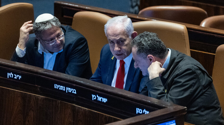 Israeli Prime Minister Benjamin Netanyahu speaks with Defense Minister Israel Katz and National Security Minister Itamar Ben Gvir in the Knesset plenary hall on March 27, 2025. Photo: Chaim Goldberg/Flash90