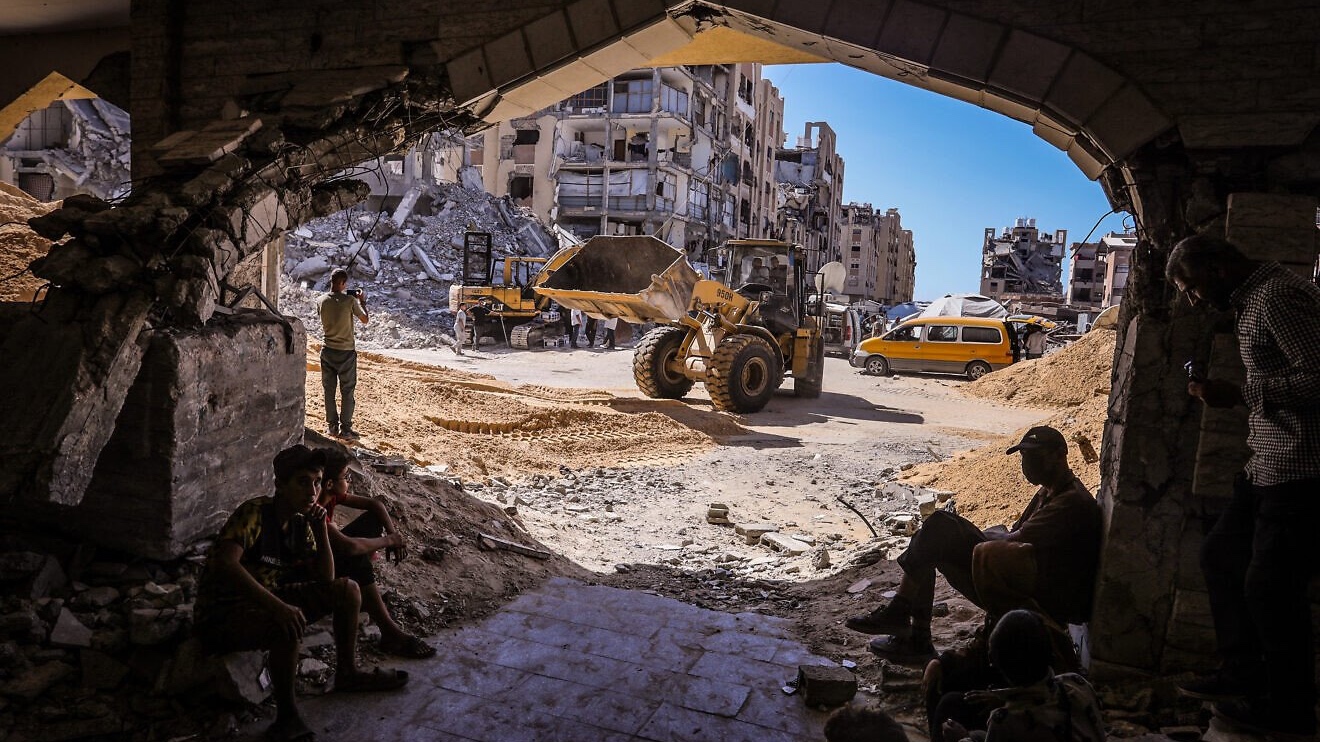 Hamas uses bulldozers to search for the bodies of Israeli hostages held in Gaza, in Khan Yunis, the southern Strip, on Oct. 18, 2025. Photo by Saeed Mohammed/Flash90.