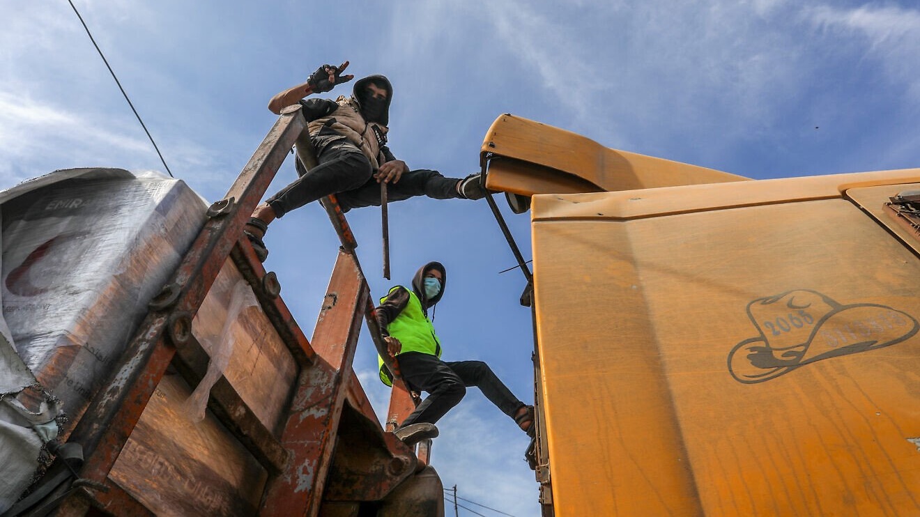Humanitarian aid entering Gaza through the Kerem Shalom border crossing to Khan Yunis, in the southern Gaza Strip, on Nov. 2, 2025. Photo by Abed Rahim Khatib/Flash90.