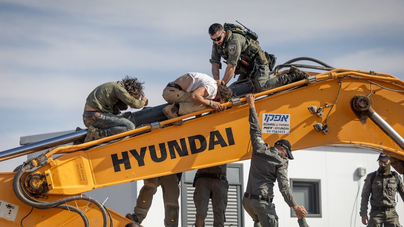 Israeli security forces clash with Jewish settlers during the evacuation of illegal structures in Tzur Misgavi, an outpost in Gush Etzion, Nov. 17, 2025. Photo by Chaim Goldberg/Flash90.