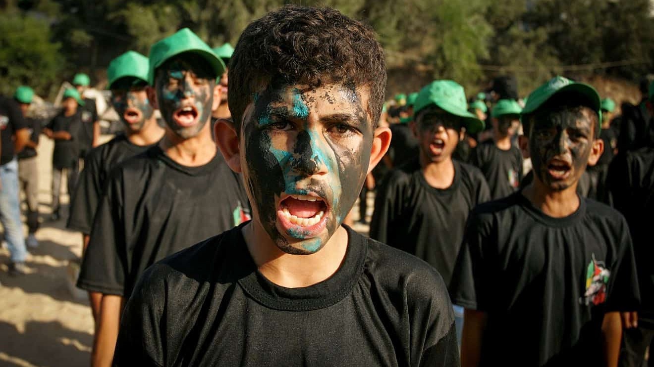 Palestinian youth demonstrate their skills during a graduation ceremony of a military-style camp organized by the Hamas movement in Khan Yunis in the southern Gaza Strip, Aug. 18, 2017. Photo by Abed Rahim Khatib/Flash90.