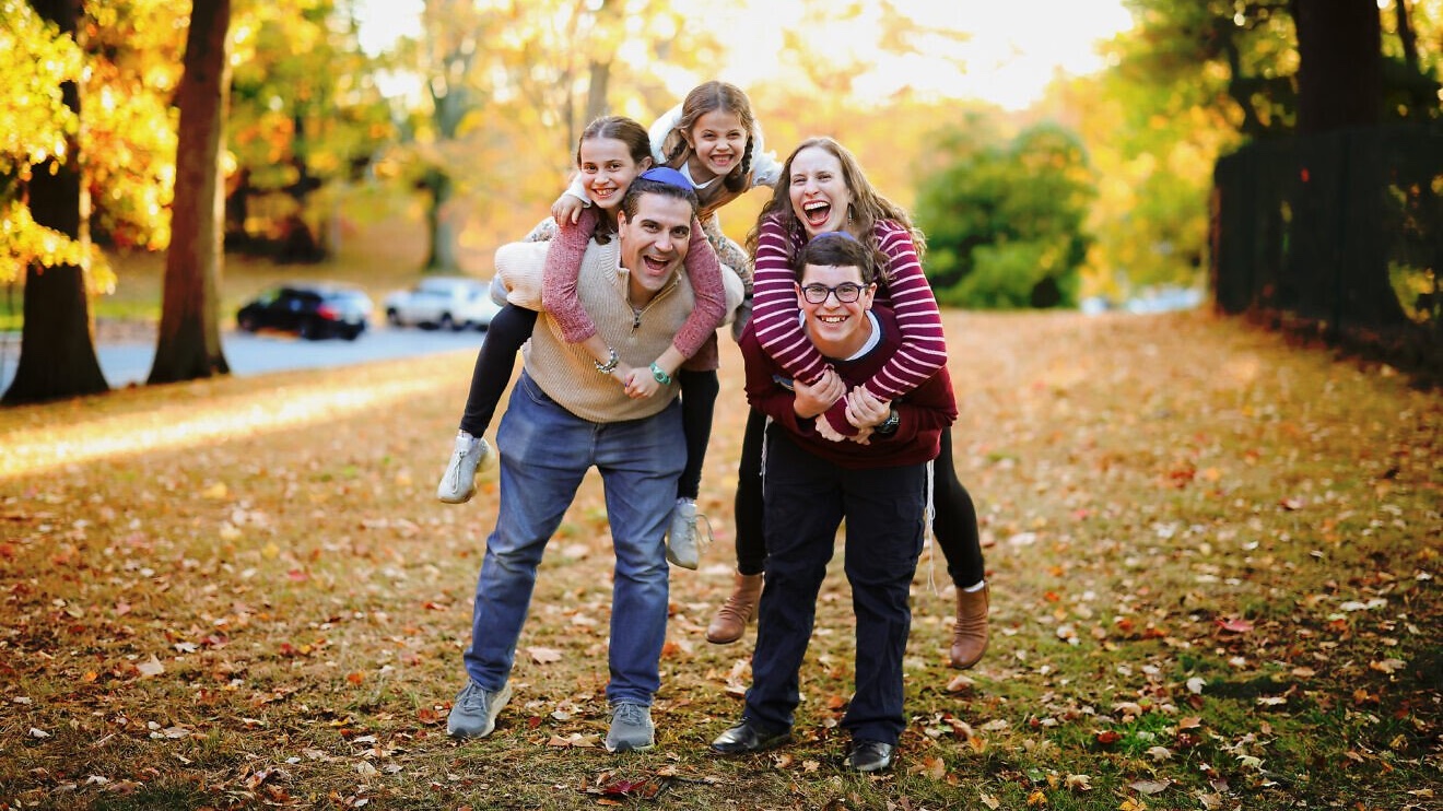 Eli Schiff and Chari Pere with their children, (from left to right) Bailey, Serina and Jakey. Credit: Courtesy of the Schiff Family.