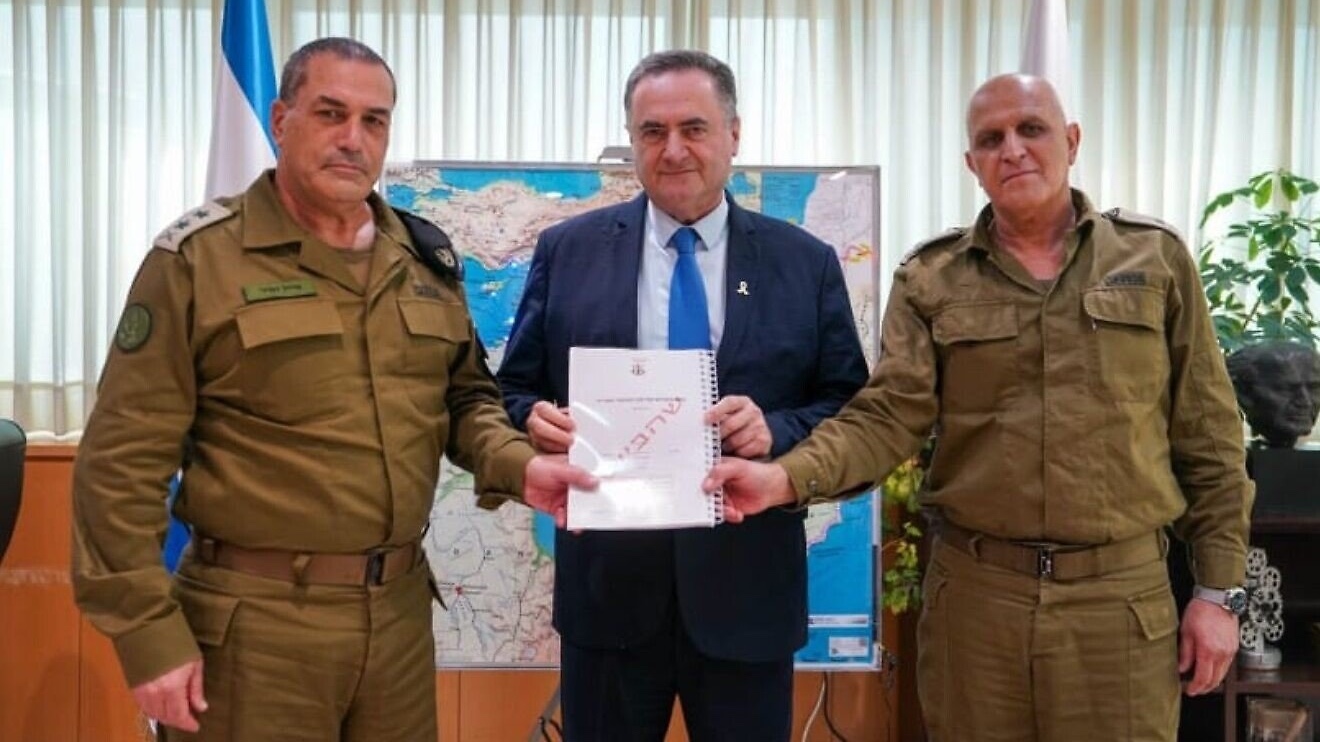 IDF Chief of Staff Lt. Gen Eyal Zamir (left) and Maj.-Gen. (res.) Sami Turgeman submit the findings of the Turgeman Committee probe to Defense Minister Israel Katz, Nov. 9, 2025. Credit: IDF.