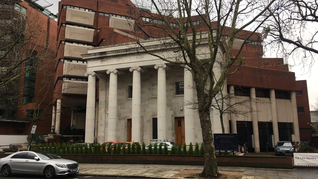 St. John's Wood Synagogue in London. Credit: Wikimedia Commons/No Swan So Fine.