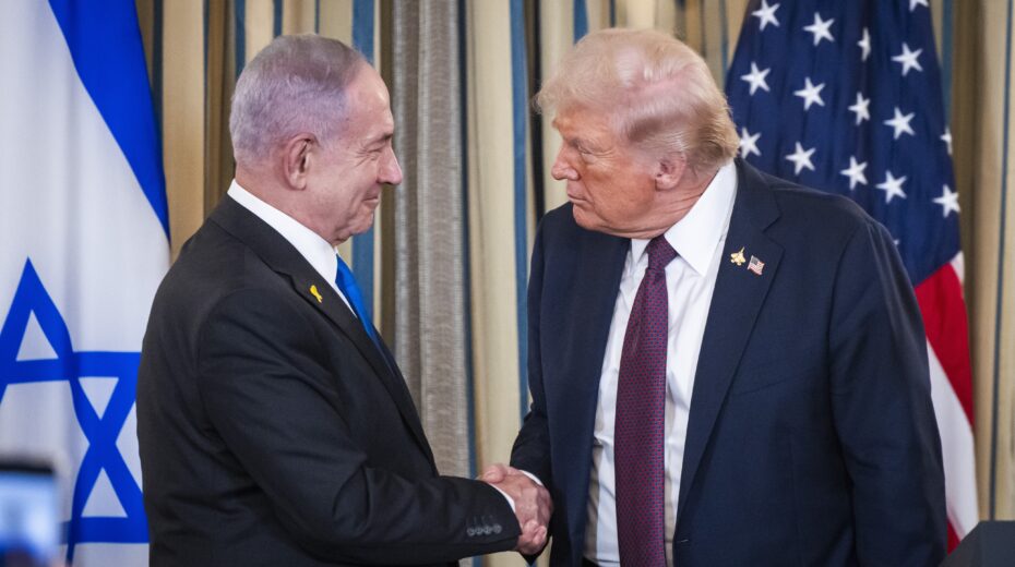 US-Präsident Donald Trump schüttelt Israels Ministerpräsident Benjamin Netanjahu nach einer gemeinsamen Pressekonferenz im Weißen Haus die Hand, Washington, 29. September 2025. Foto: EPA/Jim Lo Scalzo / Pool