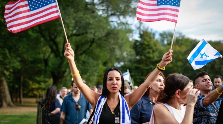 Participants in a pro-Israel rally, waving American and Israeli flags, commemorate the Hamas attack of October 7, 2023, in Central Park, New York, on October 7, 2025. Photo: EPA/Kena Betancur