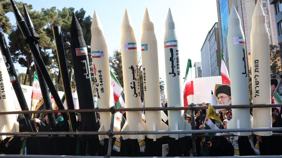 Iranians display mock-up missiles and a portrait of Iranian Supreme Leader Ali Khamenei at an anti-American rally in Tehran. The occasion was the 46th anniversary of the 1979 takeover of the US embassy. Tehran, November 4, 2025. Photo: EPA/ABEDIN TAHERKENAREH