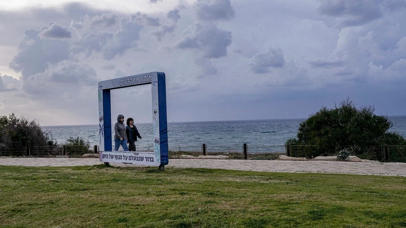 People at the beach in the southern Israeli city of Ashkelon, on Dec. 10, 2025. Photo by Tsafrir Abayov/Flash90.