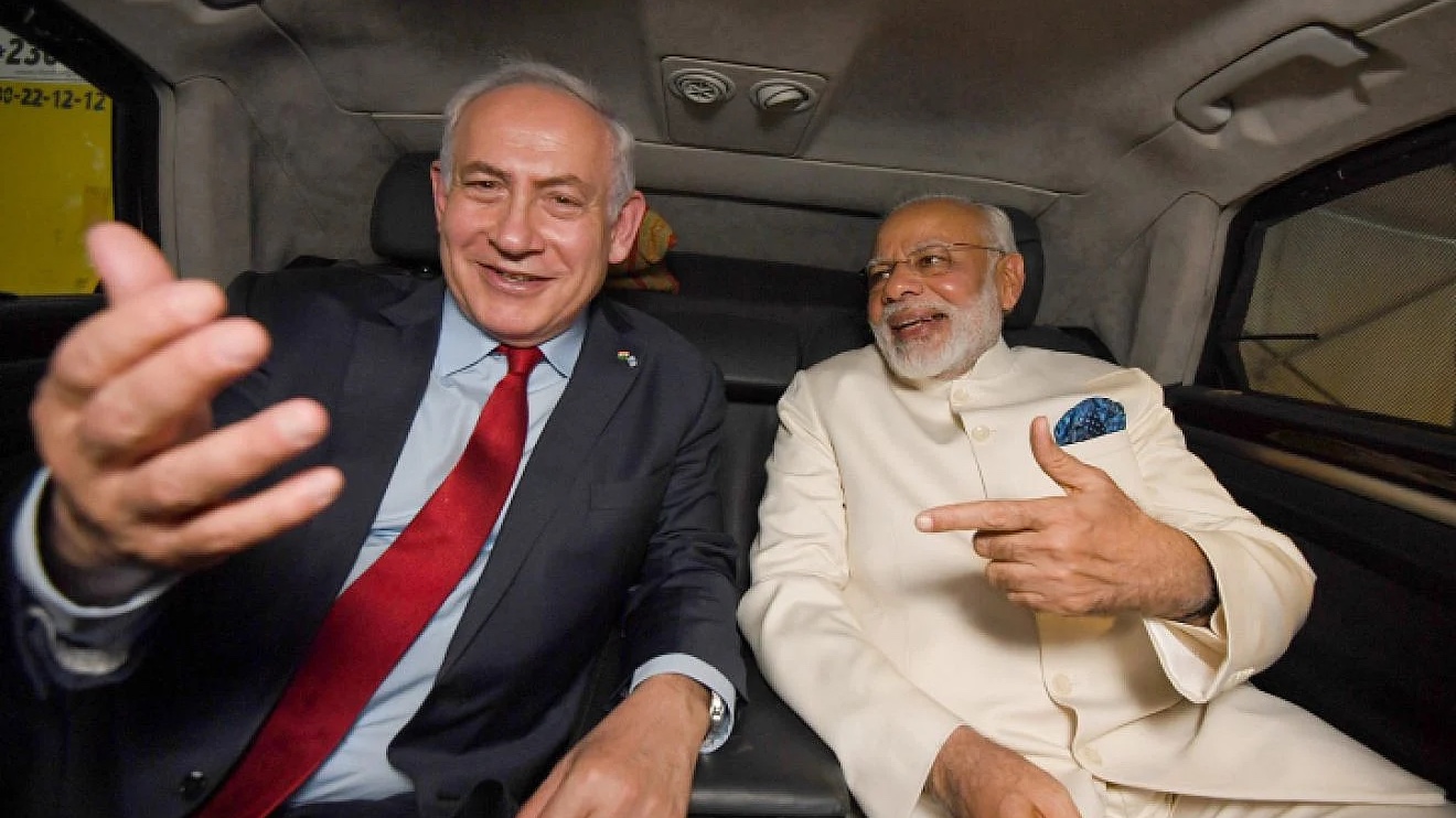 Israeli Prime Minister Benjamin Netanyahu and Indian Prime Minister Narendra Modi after a farewell ceremony in Modi's honor at Ben-Gurion International Airport, July 4, 2017. Photo by Haim Zach/GPO.