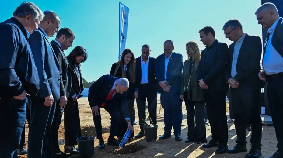 Israeli Prime Minister Benjamin Netanyahu lays the foundation stone for the Tel Aviv Metro in Petach Tikva on December 18, 2025. Photo: Kobi Gideon/GPO.