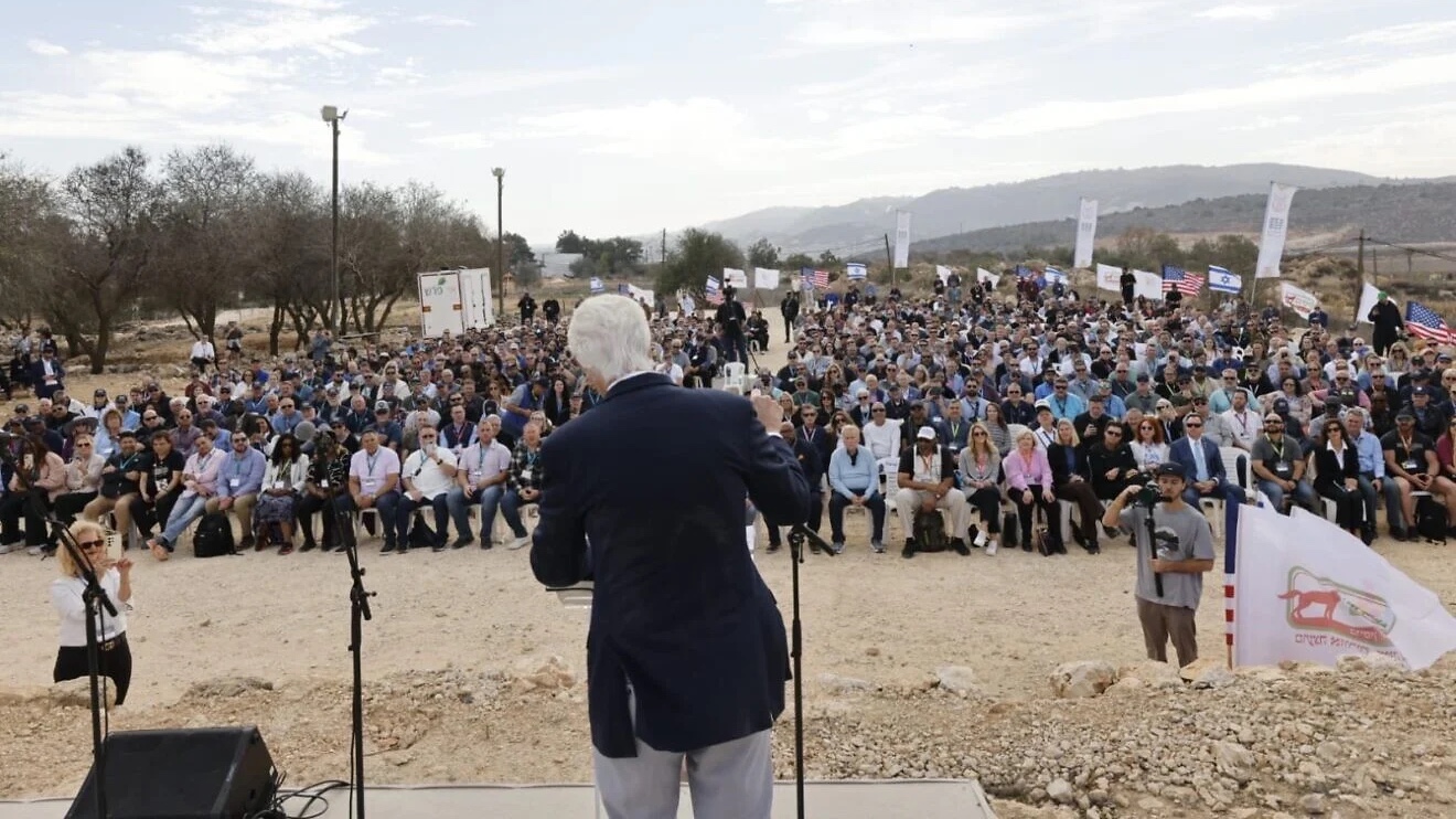 American evangelical leader Mike Evans speaks to visiting pastors in Shiloh, in the Binyamin region of Samaria, Dec. 5, 2025. Photo by Yossi Zamir.