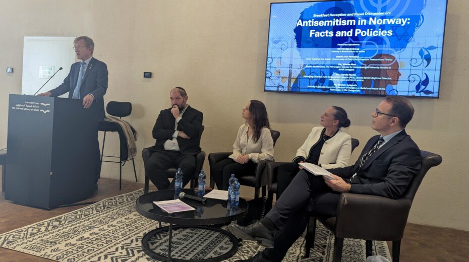 The Norwegian Ambassador to Israel, Per Egil Selvaag (left), at a panel discussion in the National Library of Israel. On the panel (from left to right): Rabbi Joav Melchior, Chief Rabbi of the Jewish Community of Oslo; Vibeke Moe, Norwegian Centre for Holocaust and Minority Studies; Carole Nuriel, Executive Director of ADL Israel; Øystein Lyngroth, Special Envoy of the Norwegian Ministry of Foreign Affairs for Religious Freedom. Photo: Dov Eilon