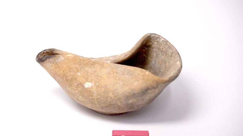 The discovered clay lamp. Image credit: Press Office of the Civil Administration (COGAT)