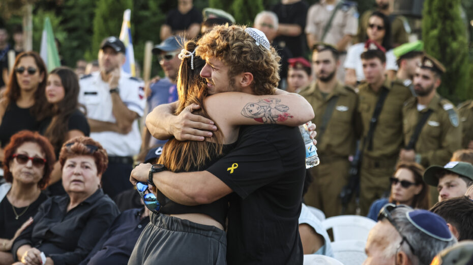 Funeral of Israeli soldier Itay Yavetz at the military cemetery in Modi'in. He was killed during a ground operation in the Gaza Strip. Photo: Jonathan Shaul/Flash90