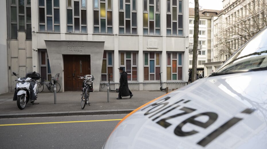 Police secure the Agudas Achim Synagogue in Zurich's Wiedikon district after an Orthodox Jew was seriously injured in a knife attack. Zurich, March 4, 2024. Photo: Ennio Leanza/EPA.