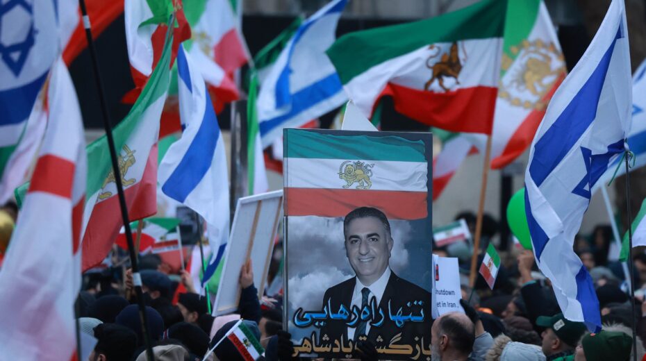 Demonstrators wave pre-revolutionary Iranian and Israeli flags, as well as portraits of exiled Iranian Crown Prince Reza Pahlavi, at a solidarity rally for the protest movement in Iran outside Downing Street in London. Photo: Neil Hall/EPA